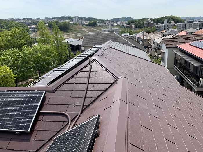 神戸市北区で太陽光パネル脱着が必要な屋根リフォームを行う前の様子