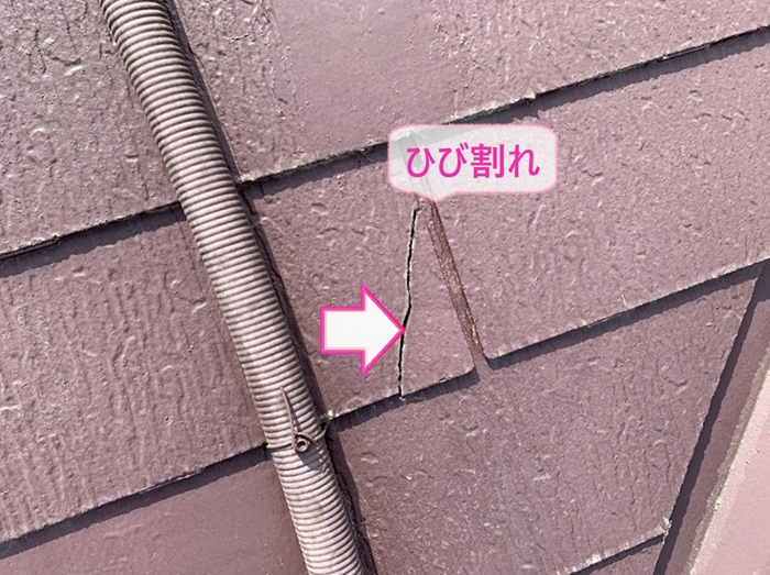 姫路市で重ね葺き工事をする既存のカラーベスト屋根がひび割れてる様子