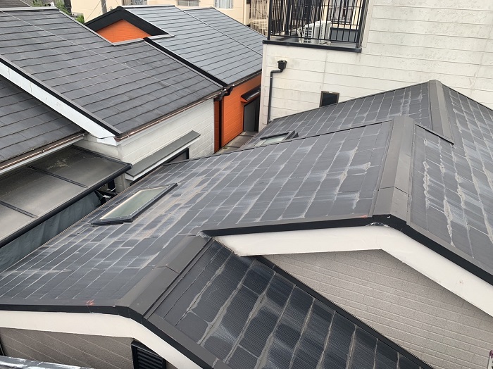 尼崎市で天窓から雨漏りしているスレート屋根へカバー工法する前の様子
