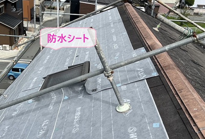 屋根重ね葺きリフォームで防水シートを貼っている様子