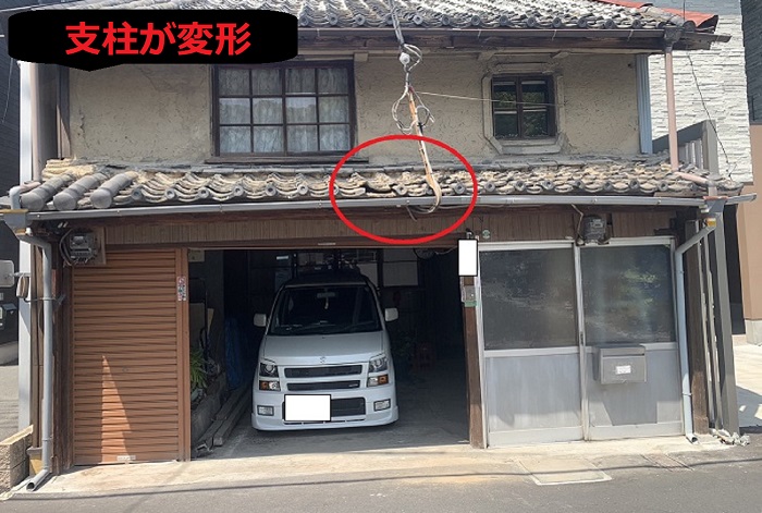 トラック事故で支柱が変形