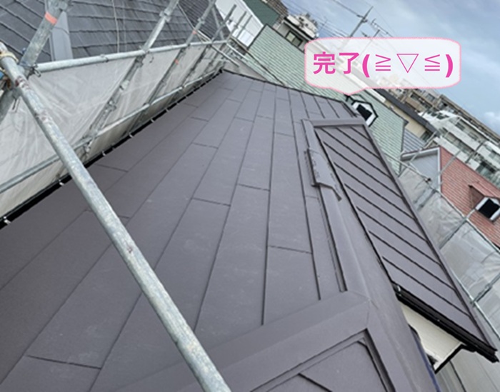 伊丹市でスレート屋根のカバー工法が完了した現場の様子