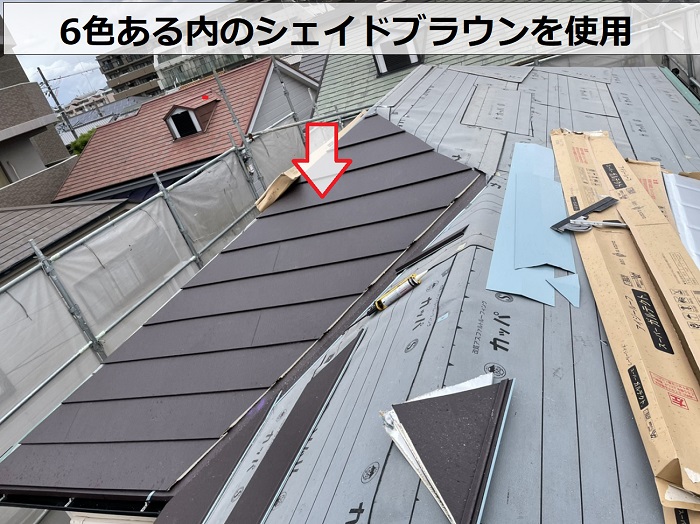 屋根重ね葺き工事でスーパーガルテクトシェイドブラウンを使用