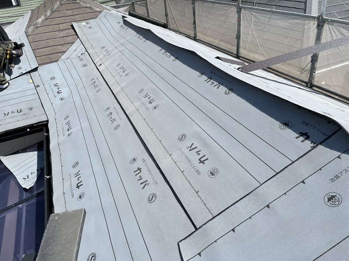カラーベスト屋根にカバー工法で防水シートを貼っている様子