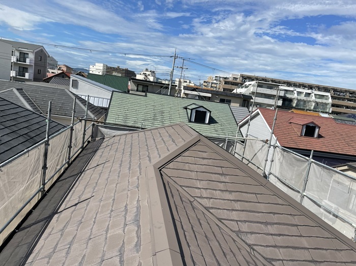 伊丹市でコロニアル屋根への重ね葺き工事を行った後の様子
