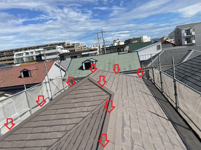 カラーベスト屋根に設置されている棟板金