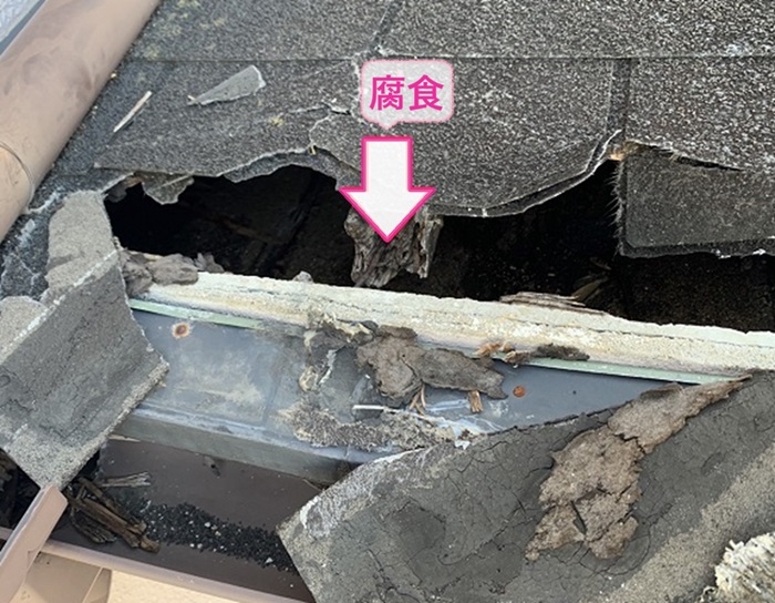 明石市でシングル葺きの下屋根が経年劣化で腐食している様子