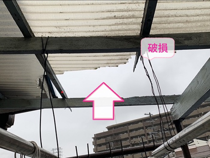 尼崎市で既存のバルコニー屋根が強風で一部飛散している様子