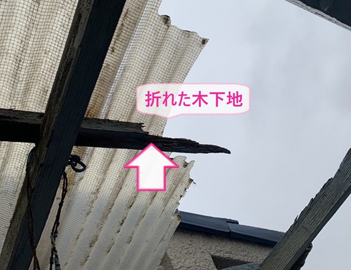 尼崎市の強風で飛散したバルコニー屋根の木下地も折れてる様子