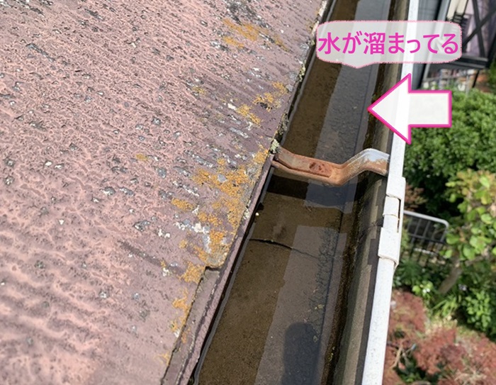 塩ビ鋼板雨樋のシルビスケアP50する雨樋工事で既存の雨樋内部に水が溜まっている様子