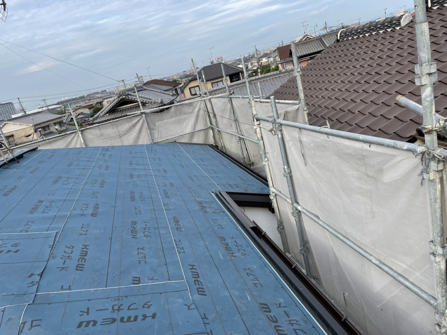 加古川市での瓦屋根葺き替え工事で防水シートを貼り終えた様子