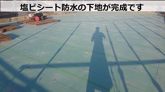 神戸市中央区での屋上防水工事で塩ビシート防水の下地が完了