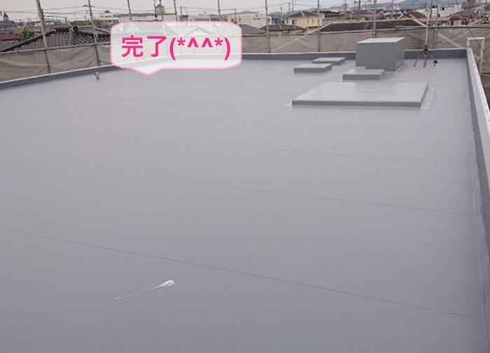 神戸市中央区で田島ビュートップを用いた陸屋根シート防水工事が完了した現場の様子