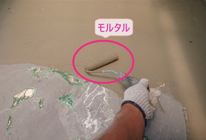神戸市長田区のウレタン防水工事でベランダ床にモルタルを塗って下地を整えている様子