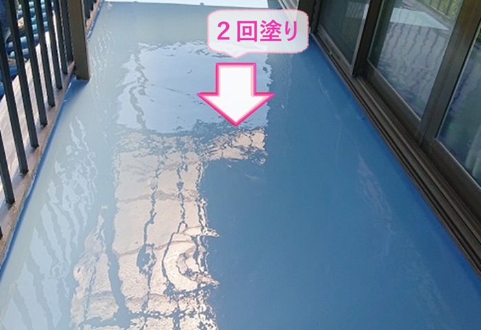 ベランダへのウレタン防水工事で田島オルタックエースを２回塗りしている様子