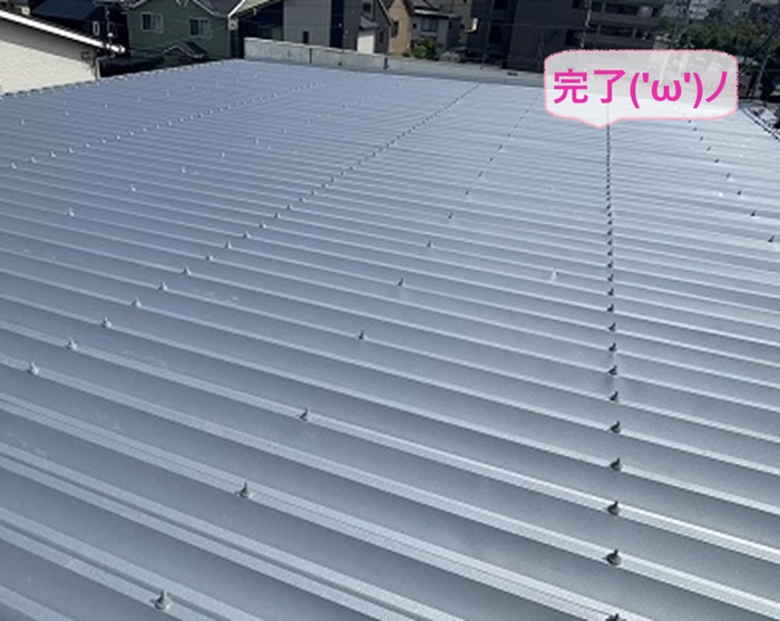 姫路市の商業施設の雨漏り修理で折半屋根の重ね葺きリフォームが完了した現場の様子