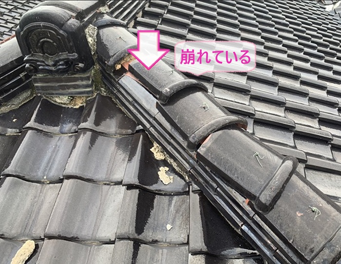 宍粟市の和瓦のメンテナンスで既存の棟瓦が崩れている様子