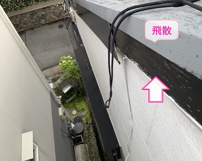 台風対策で補強工事する既存の破風板の一部が飛散している様子