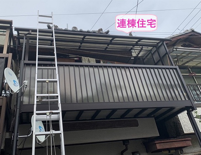 尼崎市で瓦屋根リフォームを行う既存の連棟住宅の様子
