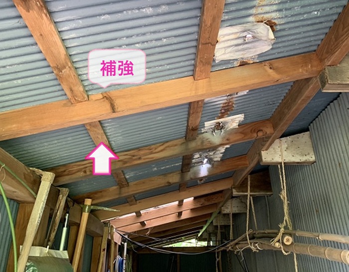 古い農業倉庫のリフォームで屋根下地の補強をしている様子