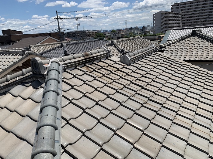 伊丹市で連棟屋根の葺き替えリフォームを行う現場の様子