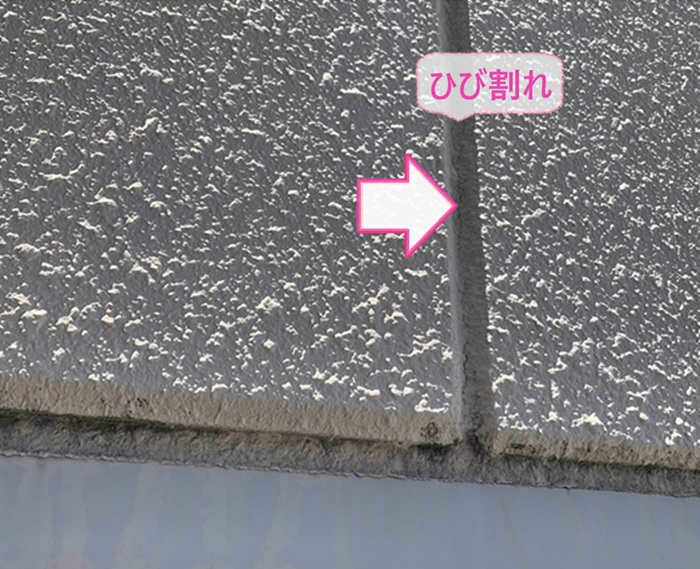 工場の水漏れしてる開口部のシーリング目地がひび割れている様子