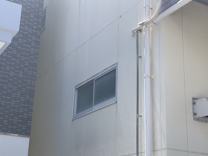 神戸市長田区での工場の窓廻りの雨漏り修理を行う前の様子
