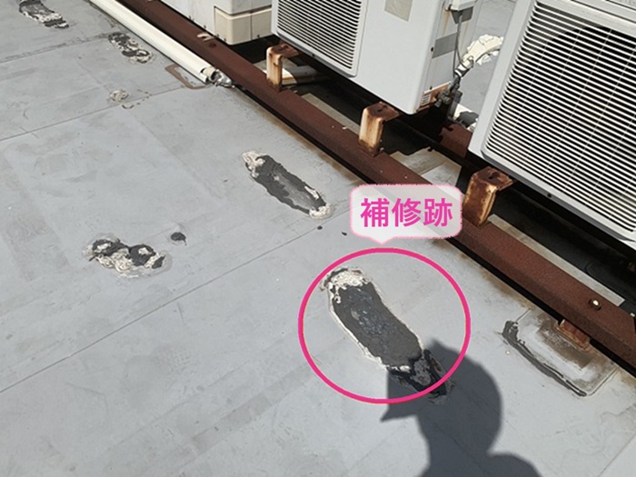 屋上防水の改修工事で既存の塩ビシート防水の補修跡の様子