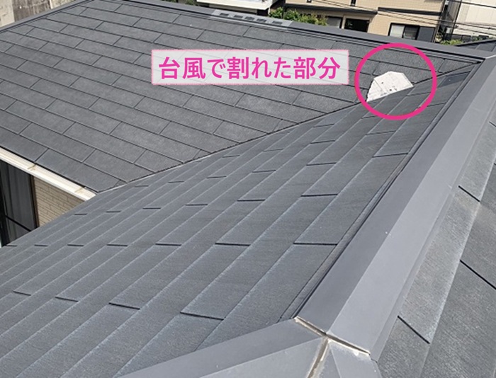 芦屋市で既存のカラーベスト屋根が台風で割れている様子