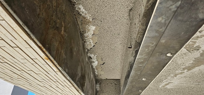 神戸市東灘区で掘り込みガレージの天井を補修する前の様子