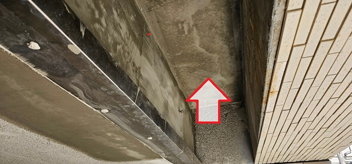 掘り込みガレージの天井を軽量モルタルで補修している様子