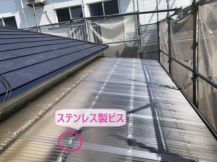 加古郡播磨町のベランダ屋根の取り替えでタキロンポリカ波板をステンレス製のビスで固定している様子