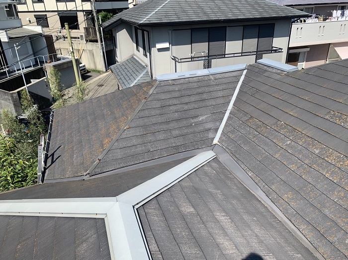 神戸市須磨区でＳＧＬ鋼板屋根材を用いた屋根カバー工事を行う前のスレート屋根