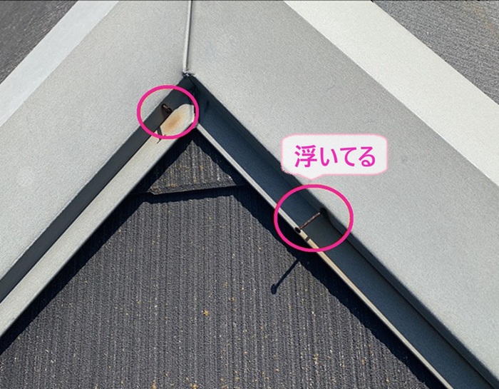 3階建て平型スレート屋根の棟包みの固定釘が浮いている様子