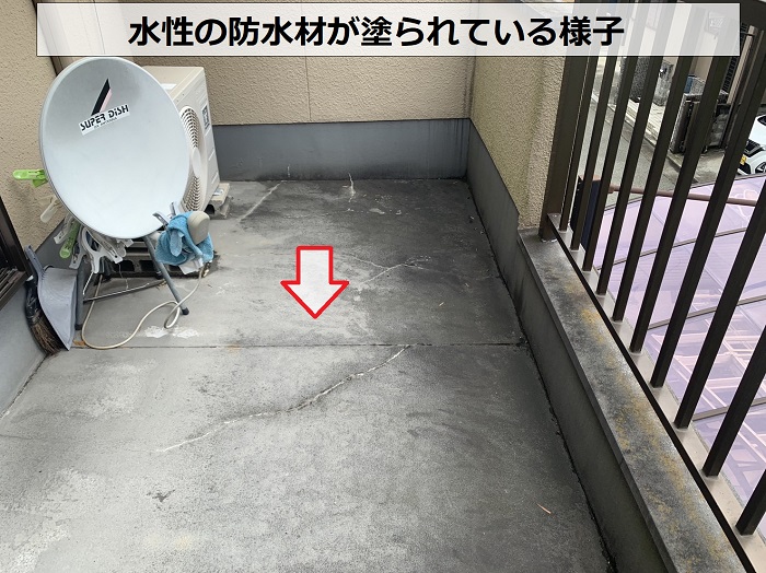 姫路市での雨漏り原因調査でベランダに水性の防水材が塗られている様子