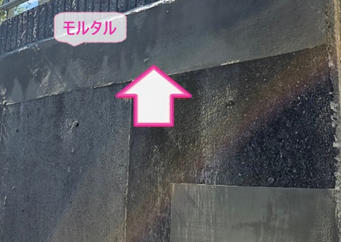 地下ガレージの雨漏り補修で外壁のひび割れをモルタルで補修している様子