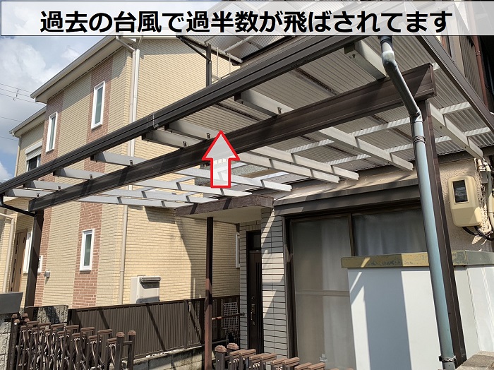 過去の台風でガレージ屋根が飛ばされている様子