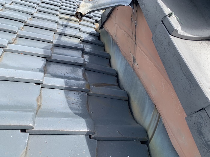 加東市で雨漏りを直すために部分的な屋根葺き直し工事を行う前の様子