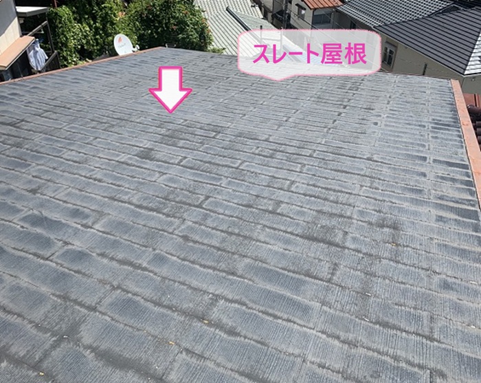 川西市で屋根張り替え工事をする既存のスレート屋根の様子
