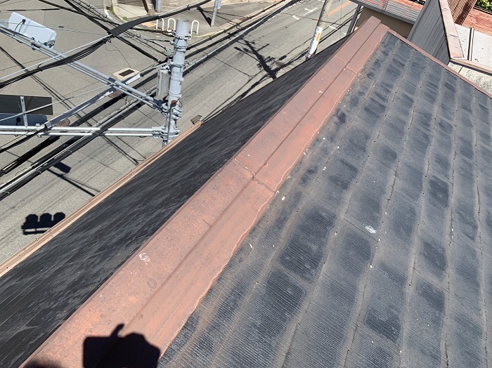 川西市でカラーベスト屋根の葺き替え工事を行う前の様子