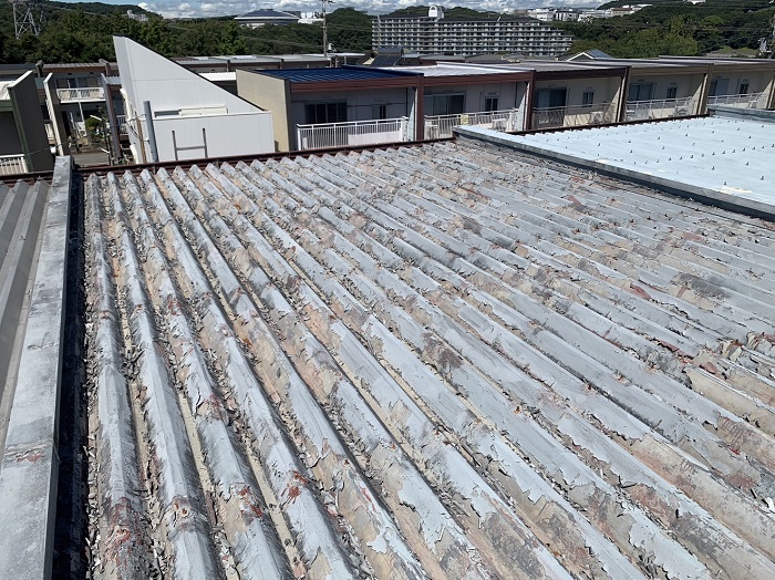 神戸市須磨区で折板屋根へのカバー工事を行う前の様子