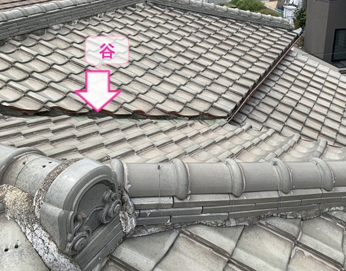 加古郡播磨町でリニューアル工事する瓦屋根の谷部の様子