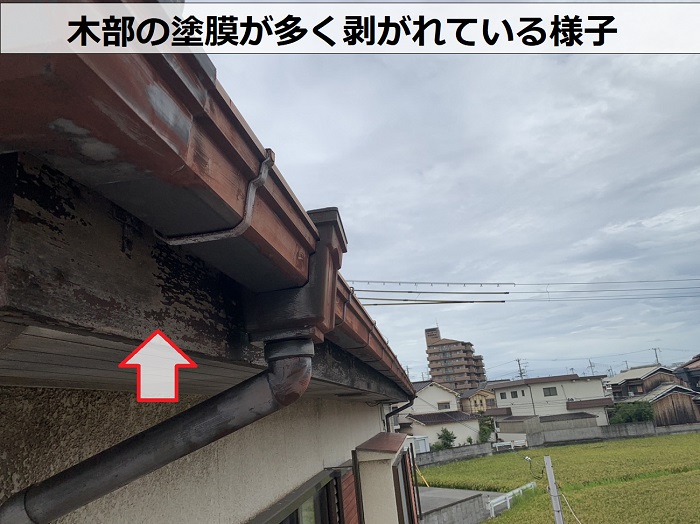 加古郡播磨町で外壁塗装を行う現場は木部の塗膜が剥がれている様子