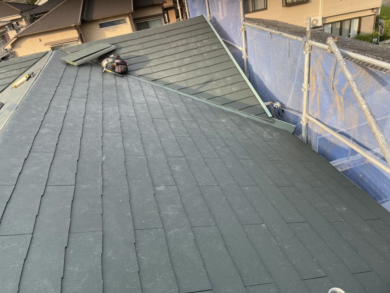 明石市での屋根リフォームでカラーベスト屋根を葺き終えた様子