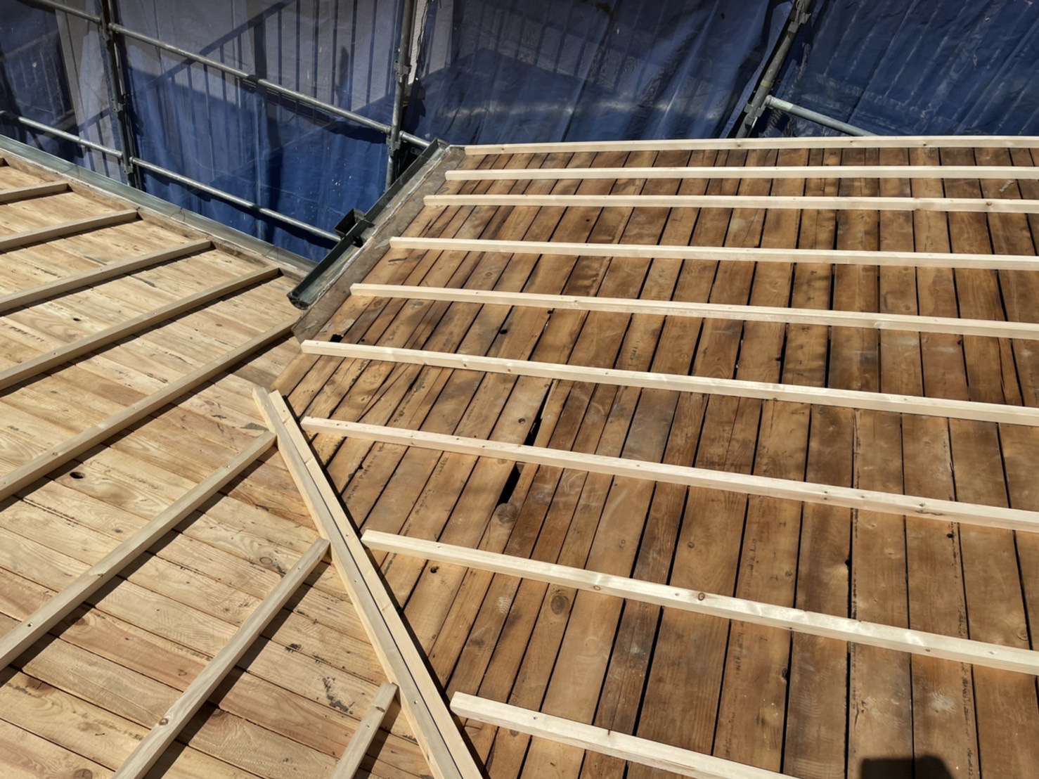 明石市での屋根下地補強工事で垂木取り付け完了