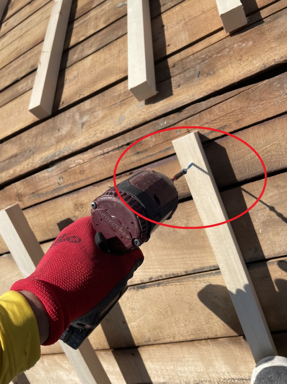 明石市での屋根下地補強工事で垂木をビス固定している様子