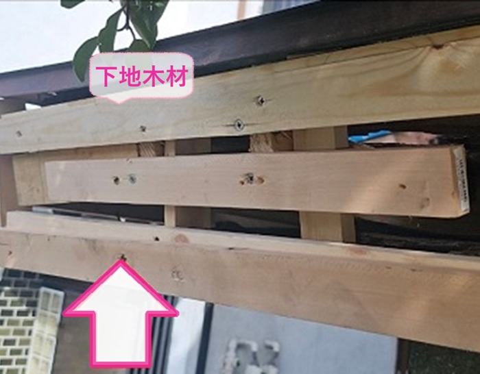 神戸市垂水区で玄関屋根の腐食した下地を撤去して新しい下地木材を取り付けている様子