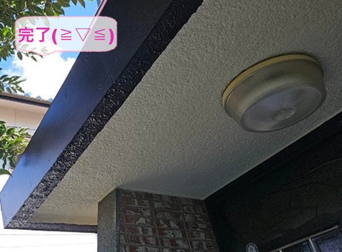 神戸市垂水区で玄関上の屋根補修が完了した現場の様子