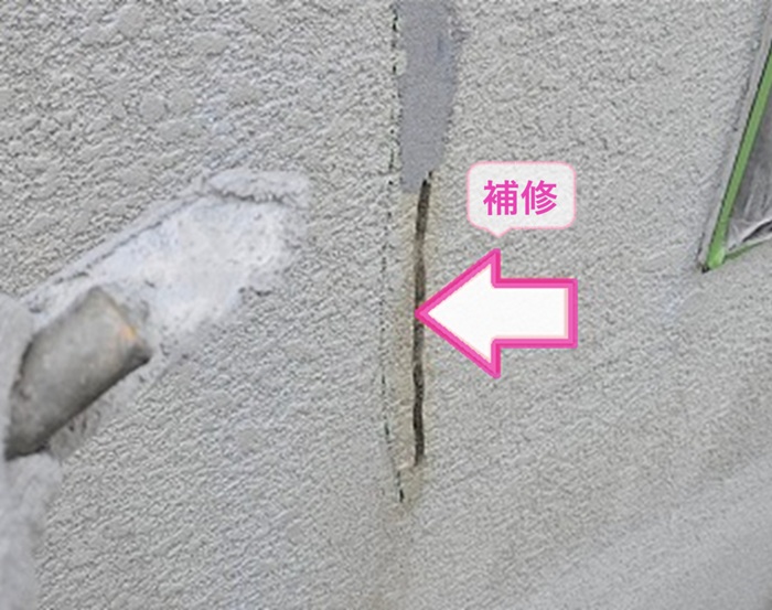 外装リフォームをする前に外壁のひび割れをセメントで補修している様子