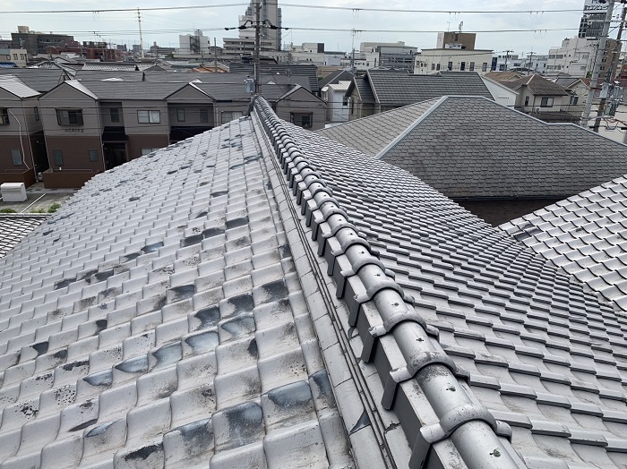 尼崎市で瓦屋根～ＳＧＬ鋼板屋根材への葺き替え工事を行う前の様子